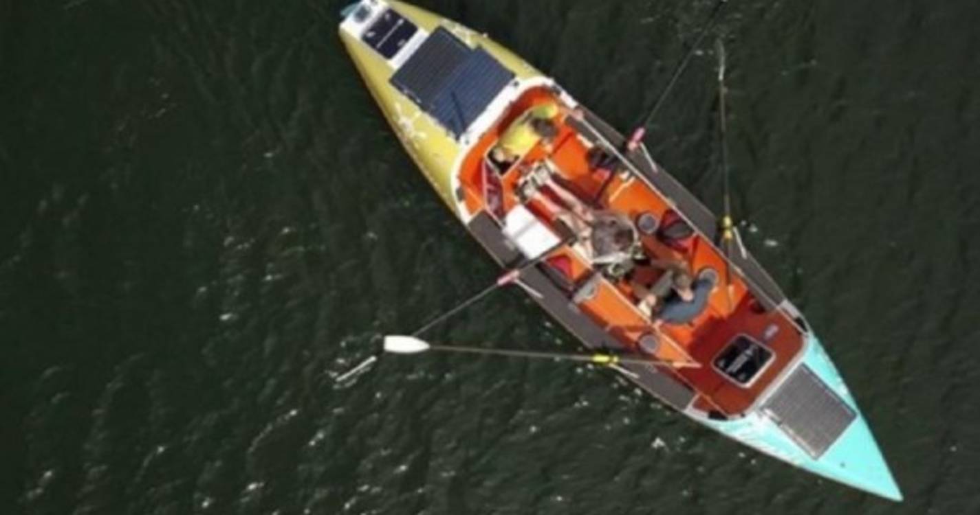 Dois tripulantes auxiliados pelo Navio da Marinha e pelo SANAS