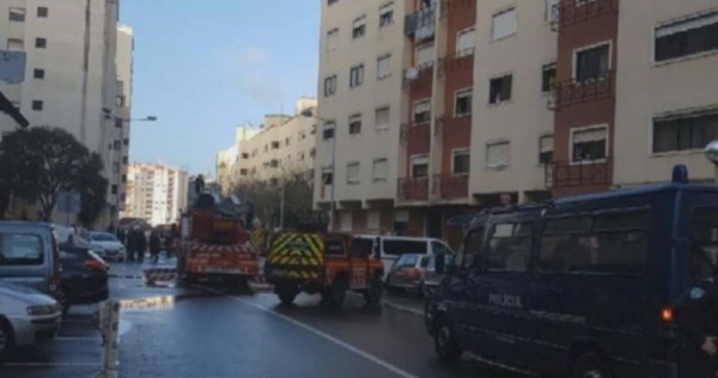 Dois prédios evacuados em Queluz devido a fuga de gás