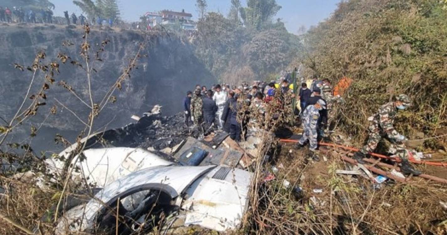 Avião com 72 pessoas a bordo cai no Nepal