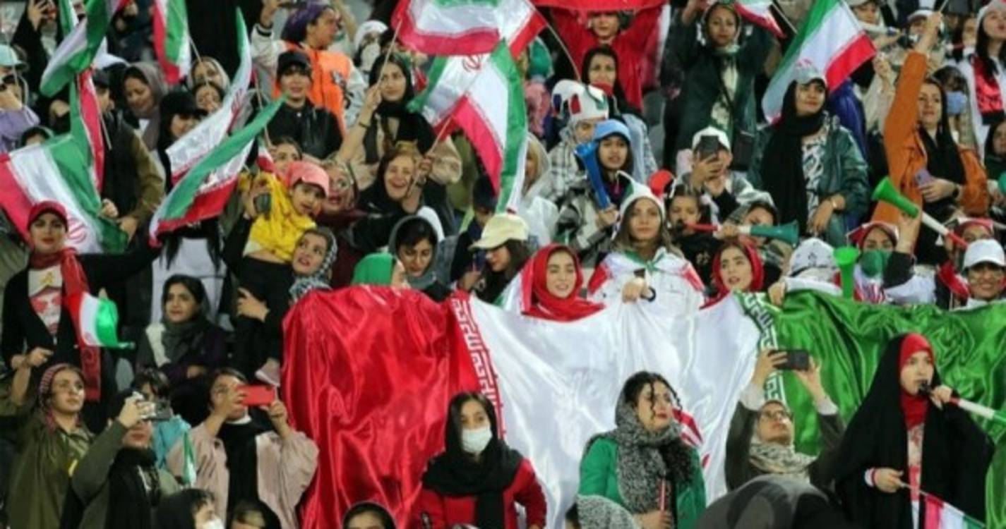 Mulheres iranianas vão voltar a ver futebol local em estádios