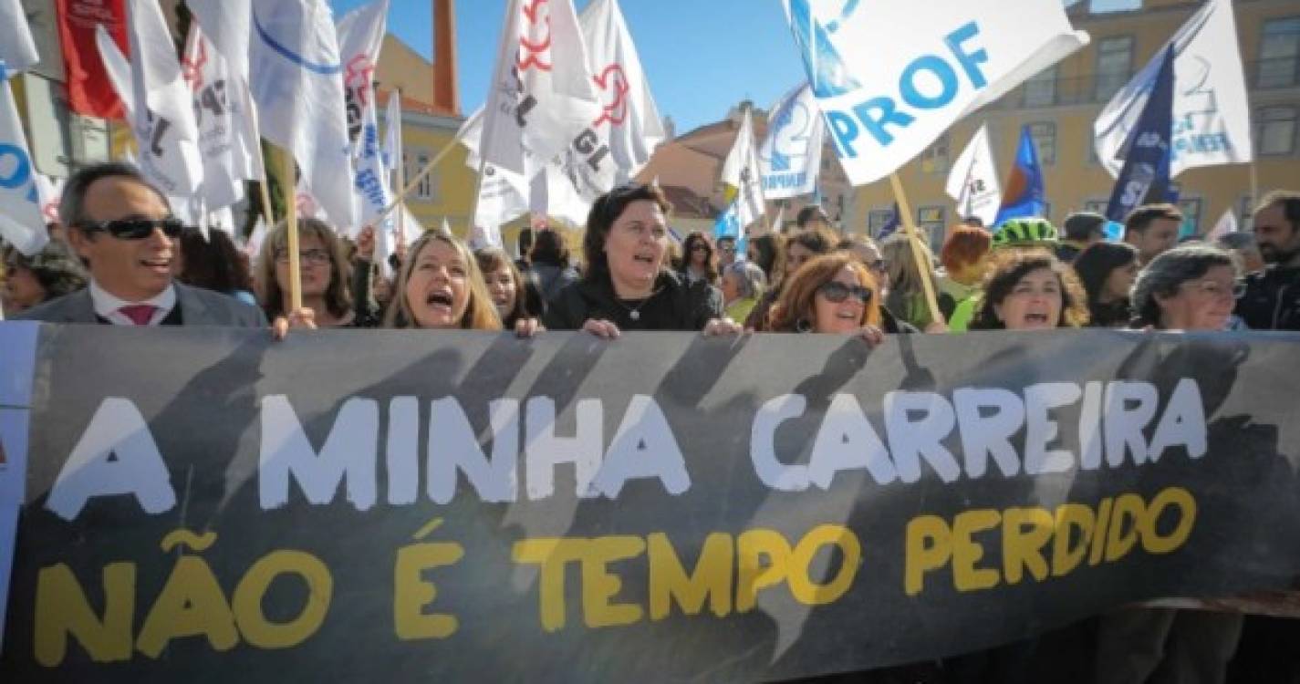 Professores em vigília na sexta-feira no Porto por progressão na carreira