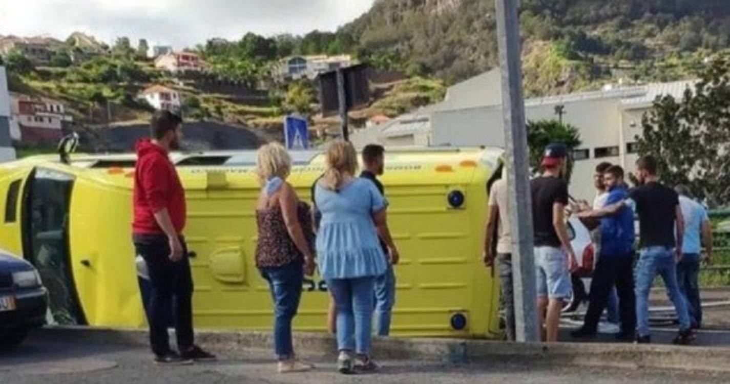 Bombeiro fica ferido após capotamento de ambulância em Machico