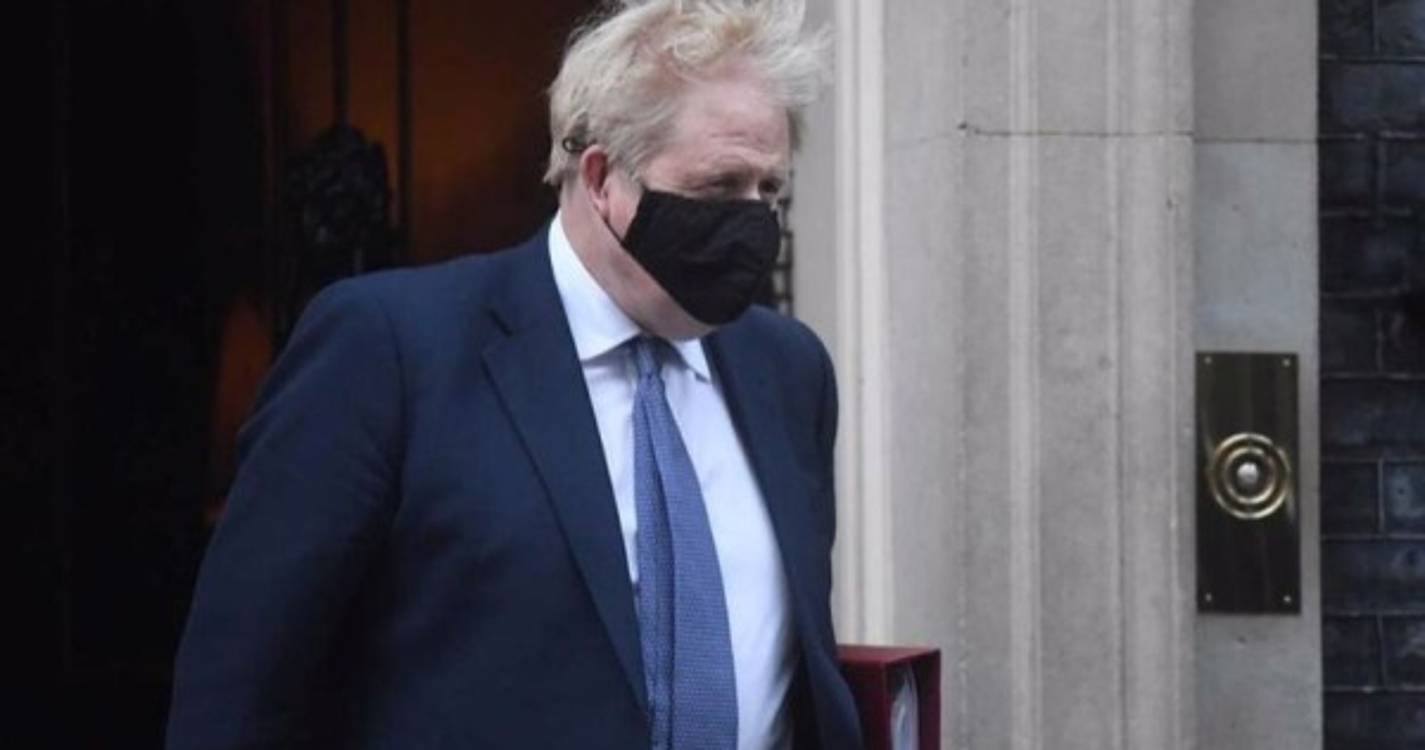Ucrânia: Primeiro-ministro britânico pede a Putin para recuar do "precipício"