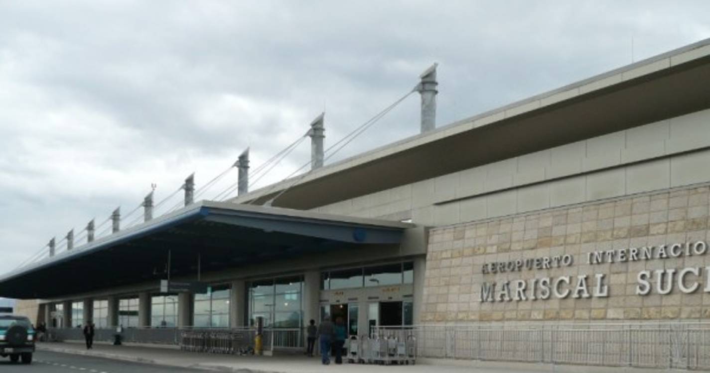 Polícia encontra uma tonelada de cocaína escondida em ração para gado num aeroporto do Equador