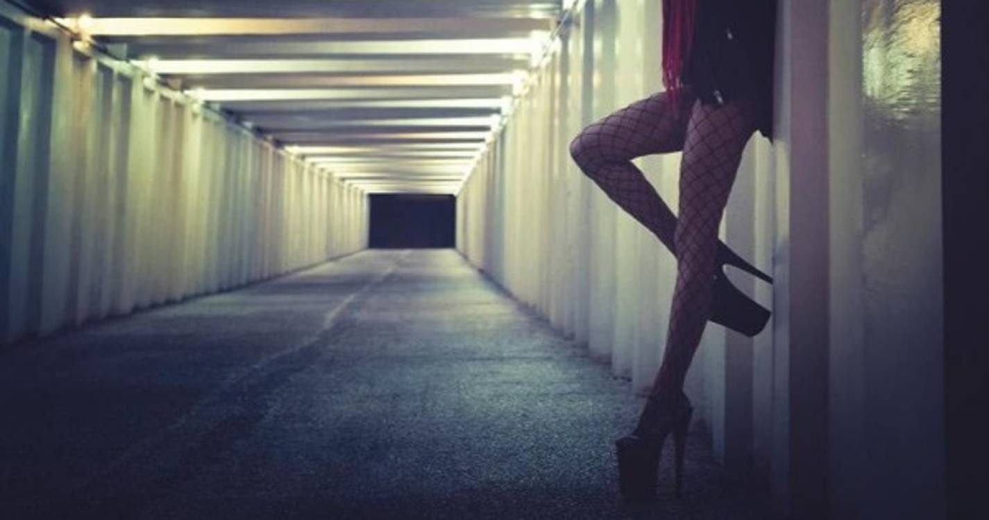 Famílias disfuncionais, violência ou pobreza são traço comum entre prostituas