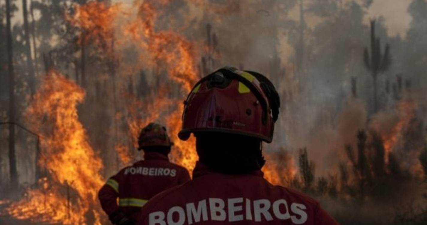 Mais de 150 bombeiros combatem chamas em Tramagal