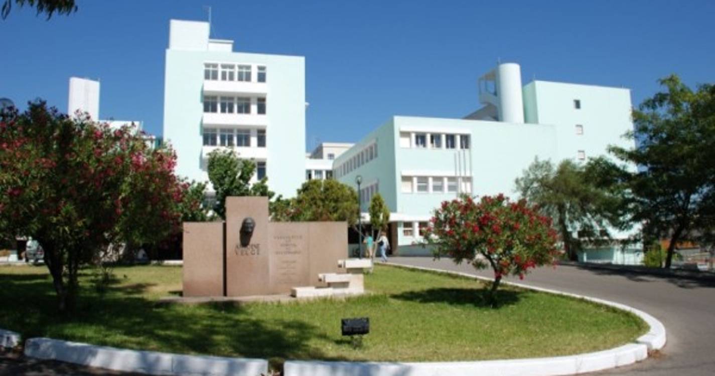 Criança atinge irmão bebé a tiro com arma do pai