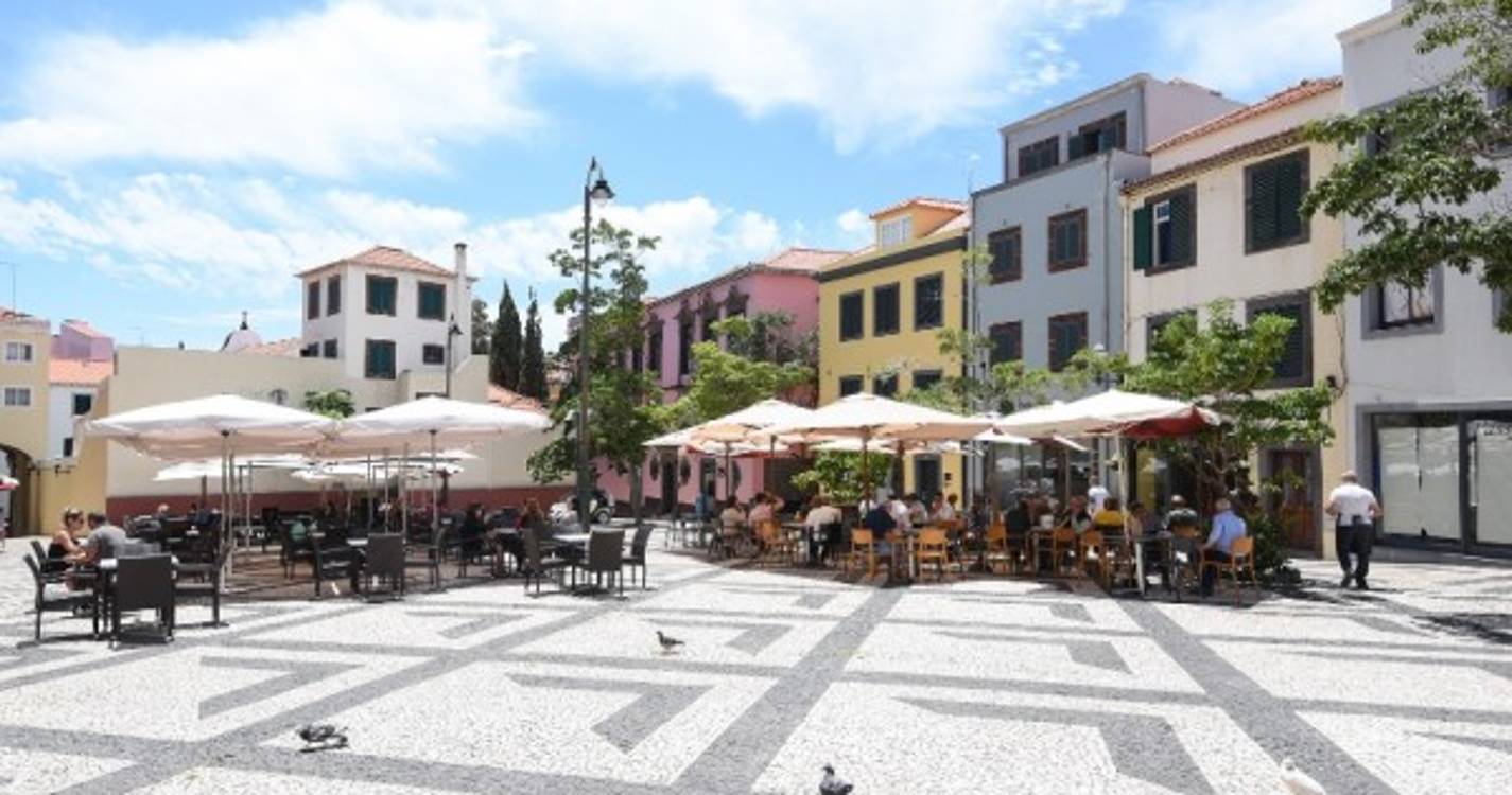 Cheiro nauseabundo invade praça do Carmo