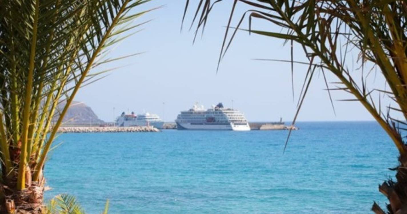 Lobo Marinho e Hanseatic Spirit já partilharam o Porto da Ilha Dourada