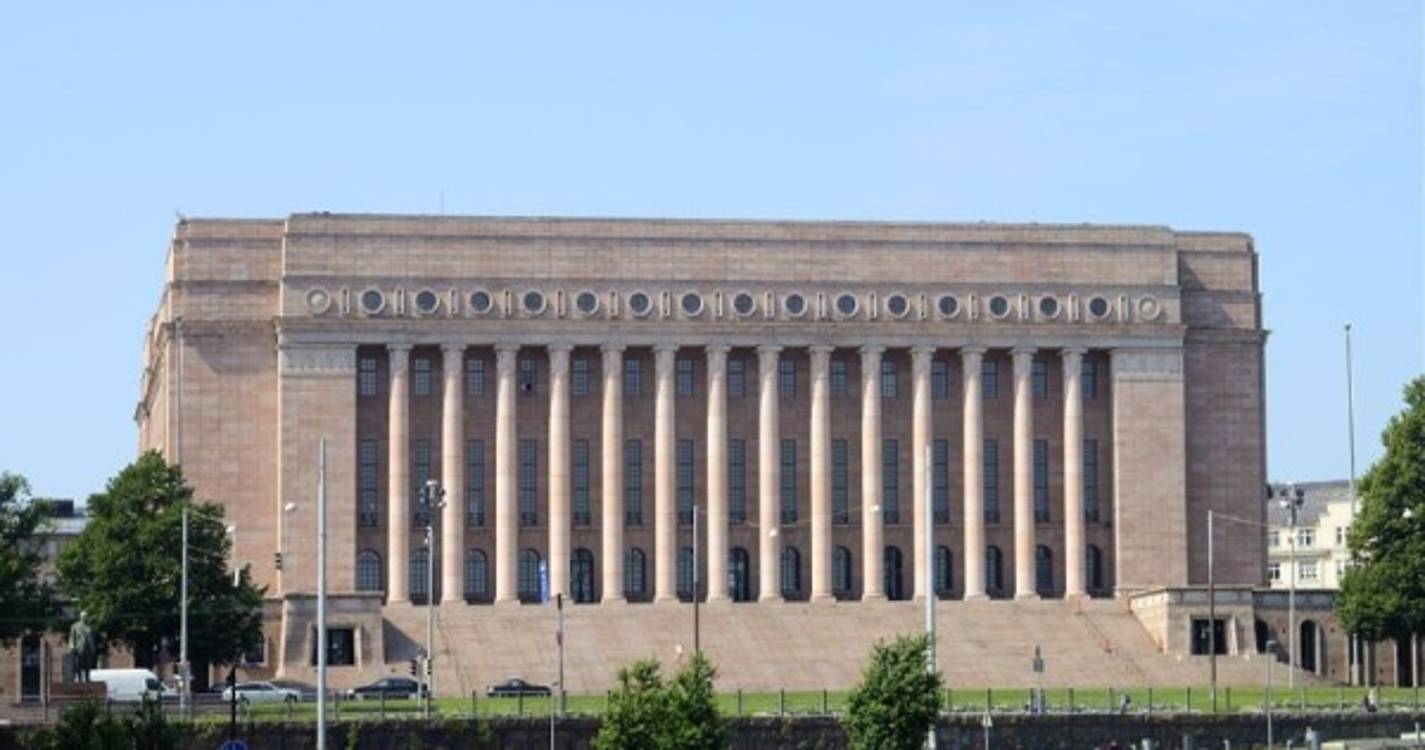 NATO: Parlamento da Finlândia aprova adesão com ampla maioria