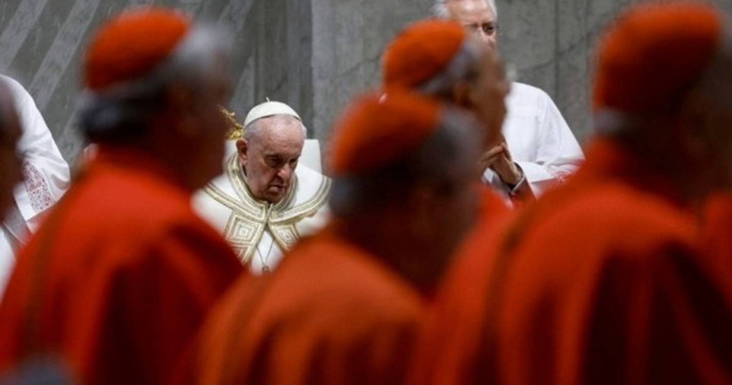 Bento XVI: Papa Francisco presta homenagem à "bondade" e "pessoa nobre"