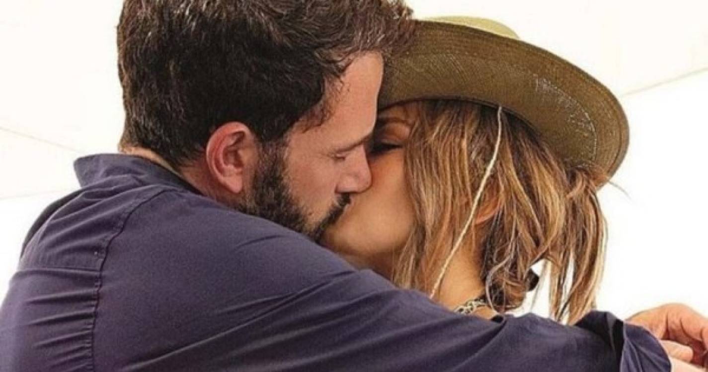 Jennifer Lopez assume romance com Ben Affleck