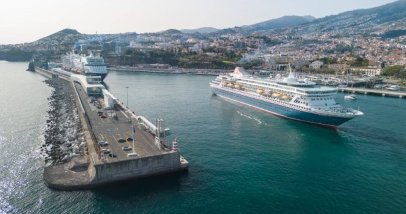 'Balmoral' juntou-se ao 'Mein Schiff 4' e ao amanhecer chega o AIDAdiva