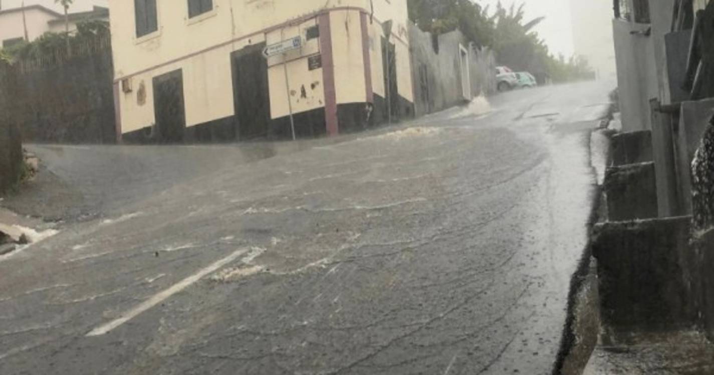 Chuva intensa transformou Caminho do Amparo em ‘rio’ (com vídeo)