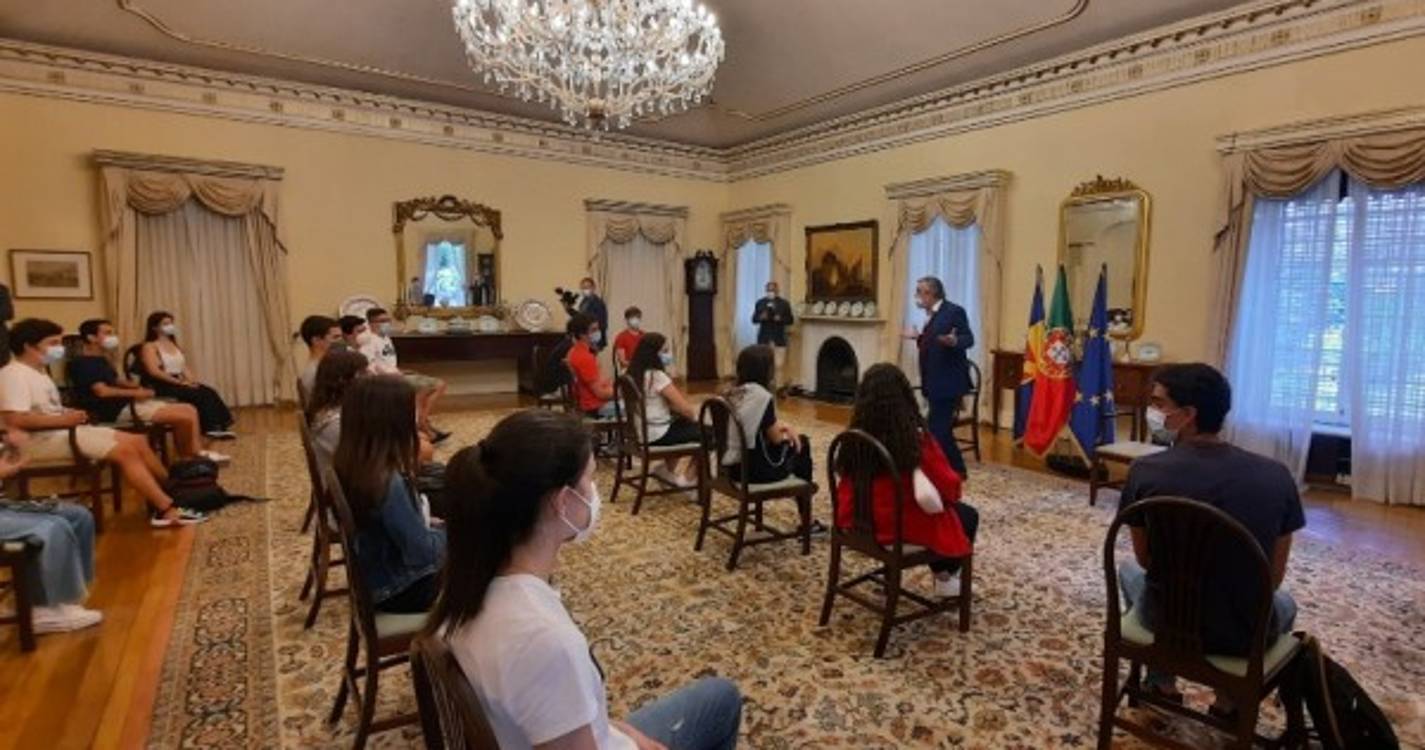 Alunos da Francisco Franco foram à Quinta Vigia ouvir sobre "conquista" da autonomia regional