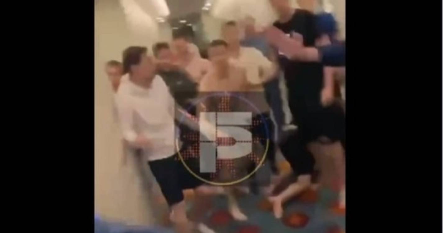 Jogadores russos e ucranianos envolvem-se numa cena de pancadaria na Turquia