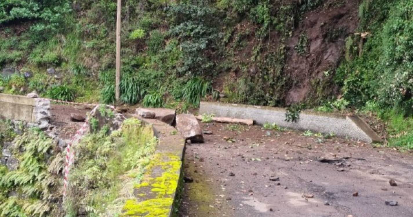 Veja as fotos das derrocadas que obrigaram a fechar estrada em São Roque do Faial