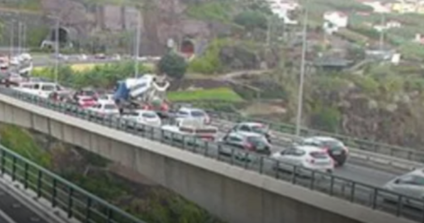Acidente na Ponte dos Socorridos deixou trânsito congestionado