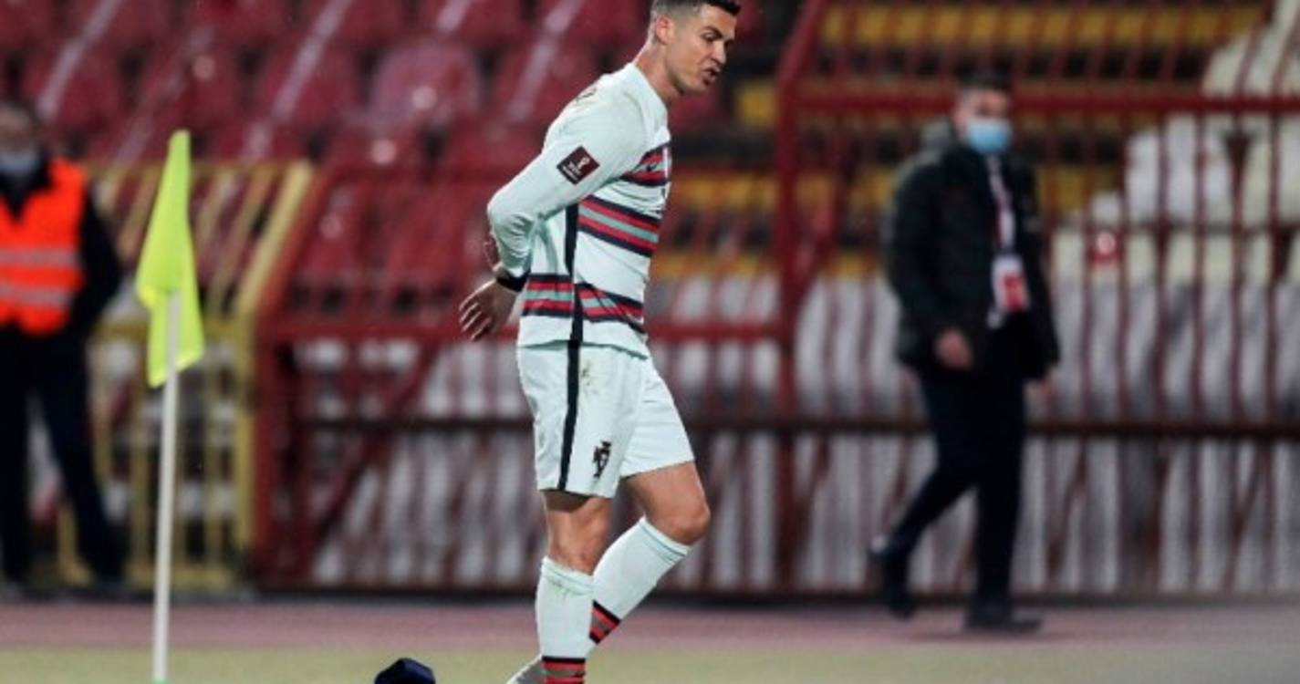 Braçadeira que Ronaldo atirou ao chão vai ser leiloada para ajudar bebé doente