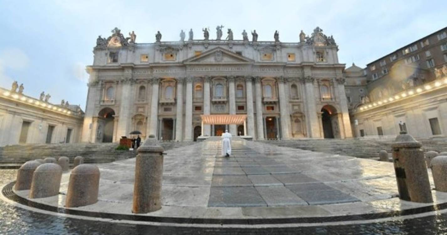 Vaticano admite padrinhos de batismo transexuais "com condições"