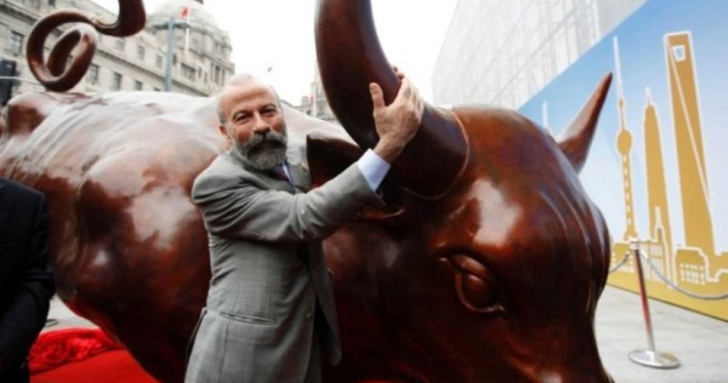 Morreu o escultor italiano Arturo Di Modica que esculpiu o Touro de Wall Street