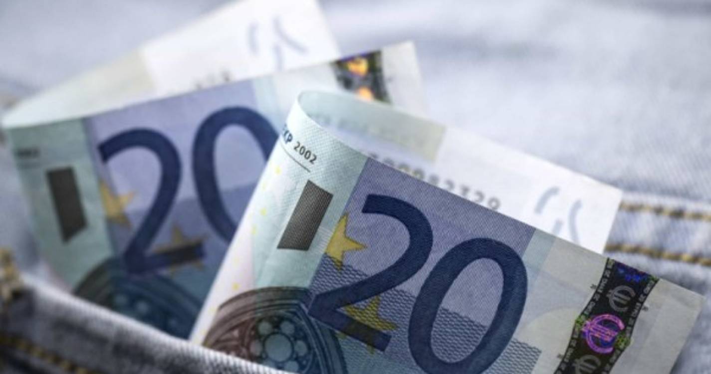 Euro cai mas continua acima de 1,08 dólares