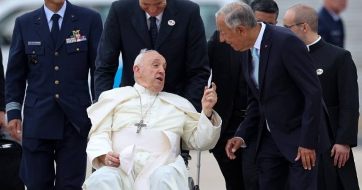 Papa Francisco recebido no aeroporto por Marcelo Rebelo de Sousa