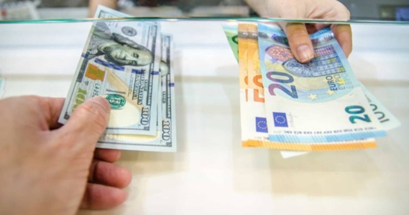 Euro sobe e está mais perto de 1,07 dólares