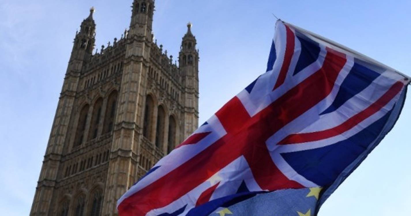 Covid-19: Variante Ómicron leva Governo britânico a acionar plano B