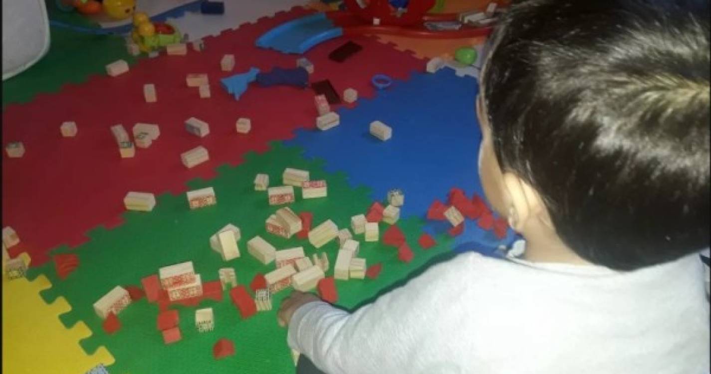 Criança autista espera por uma consulta de terapia da fala na Madeira há mais de três anos