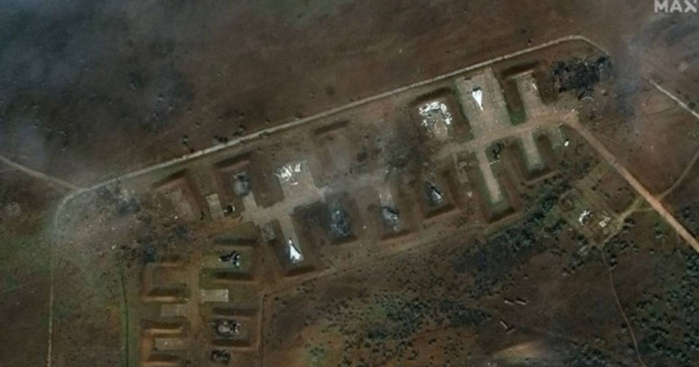 Incêndio faz explodir depósito de munições do exército russo na Crimeia