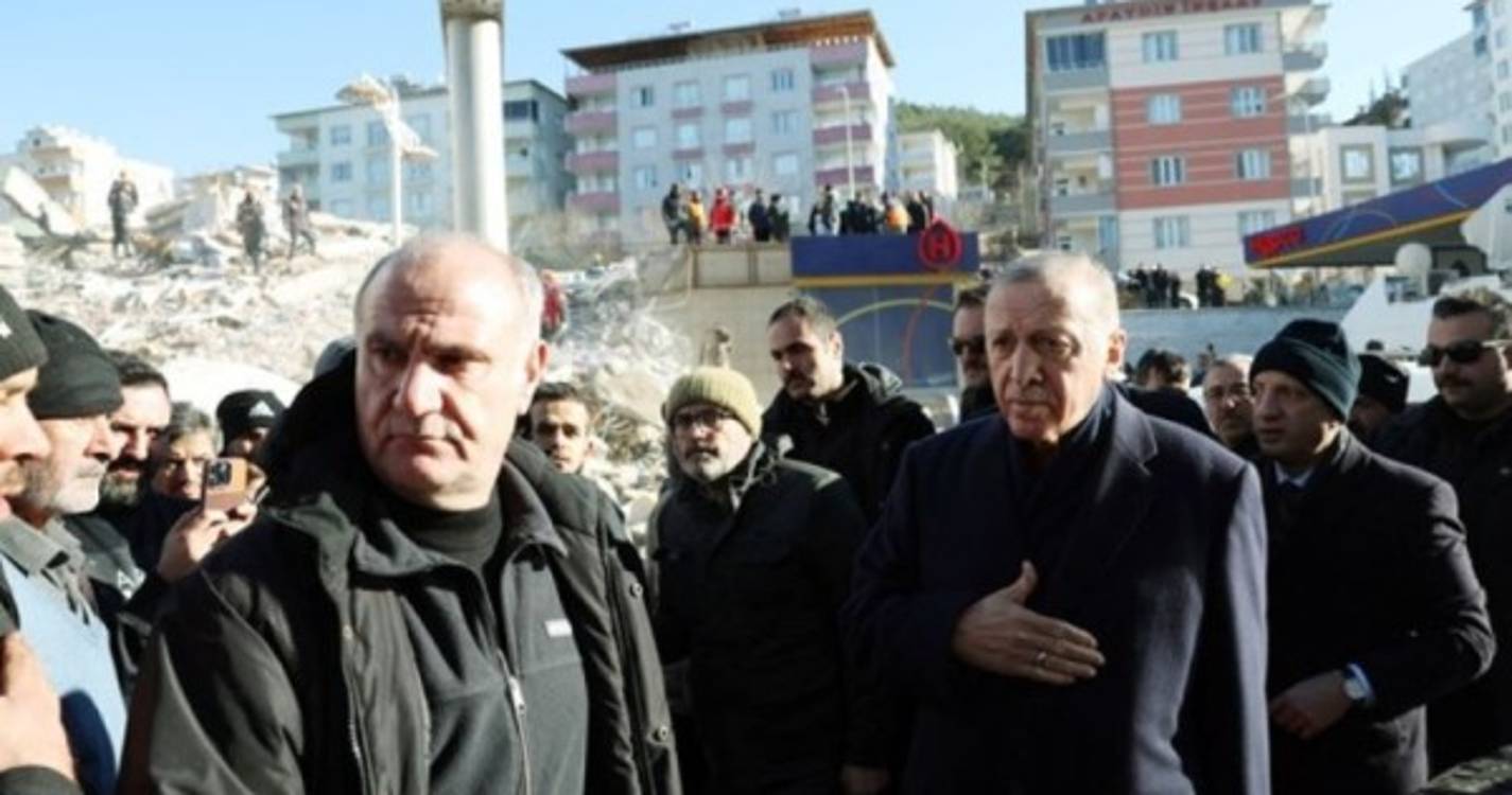 Turquia/Sismo: Erdogan reconhece "lacunas" mas fustiga críticas "desonestas"
