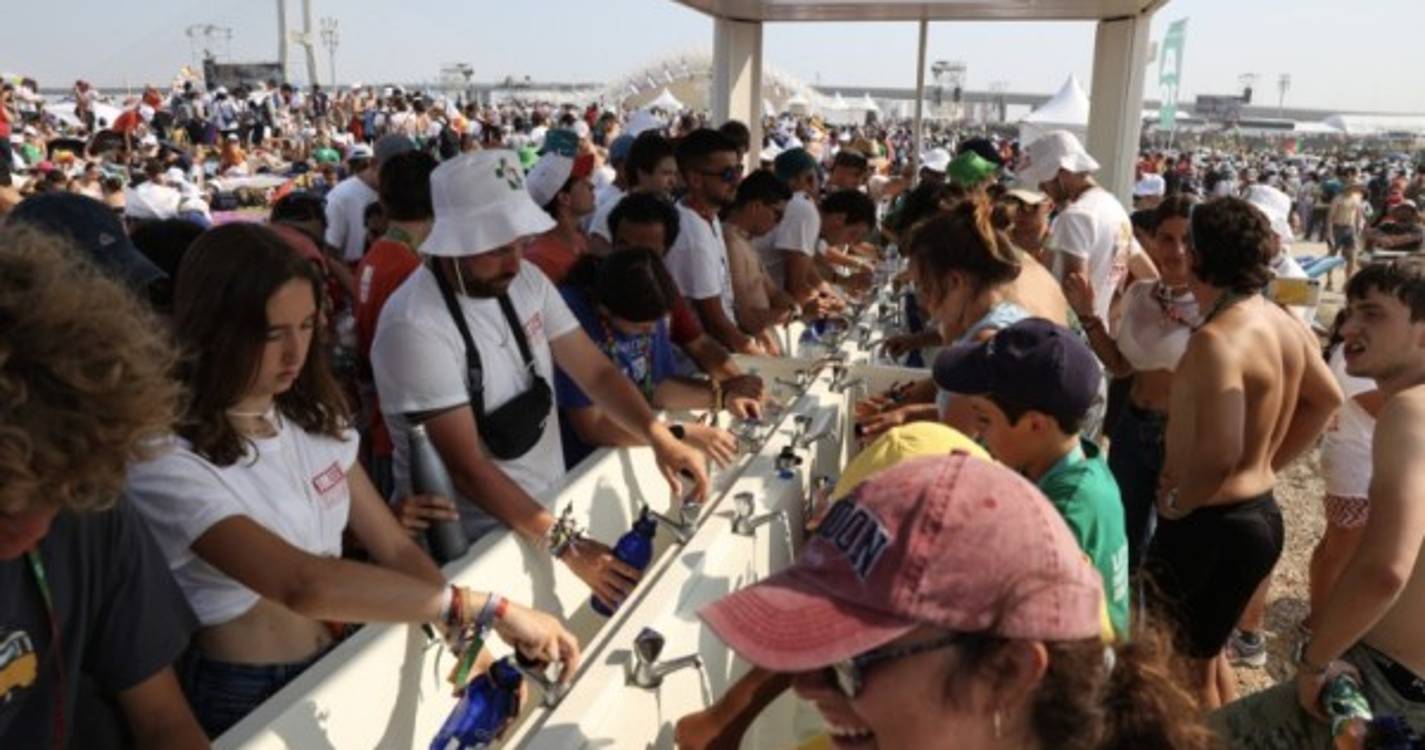 Jovens "desesperam" para encher garrafas de água para suportar altas temperaturas