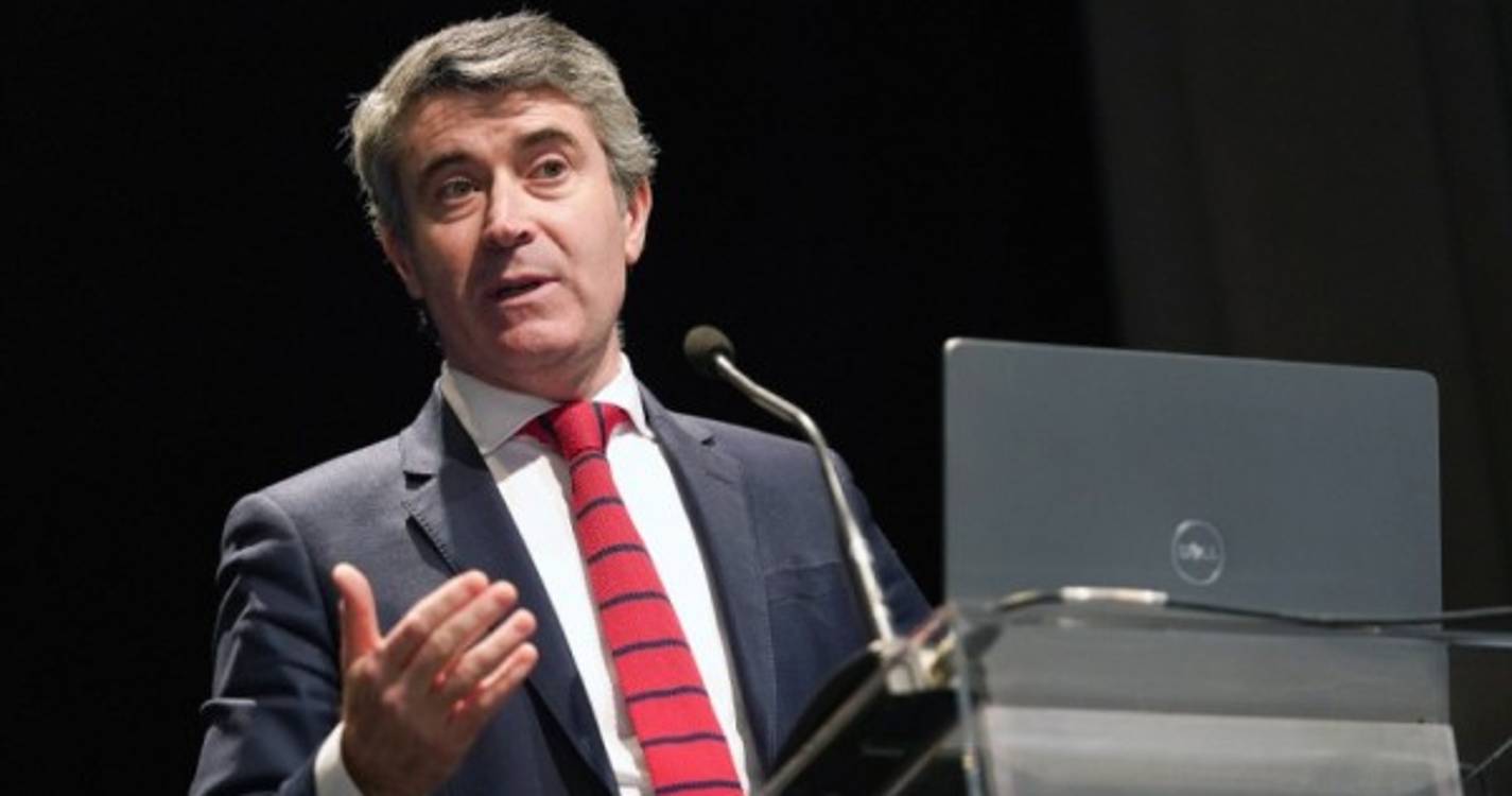 Incêndios: Ministro diz que há "soluções" e helicópteros estarão disponíveis