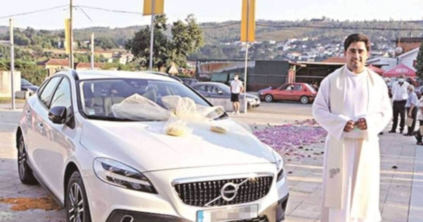 Paroquianos unem-se para oferecer carro de luxo a padre em Paredes