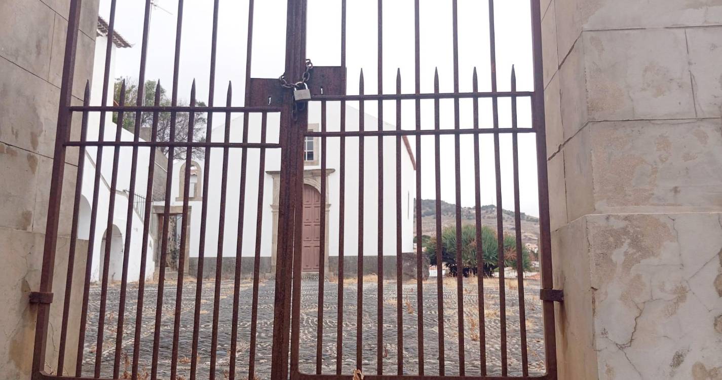 Perdidos e Achados: Casa do Bispo ao abandono preserva apenas brasão da história (com fotos)