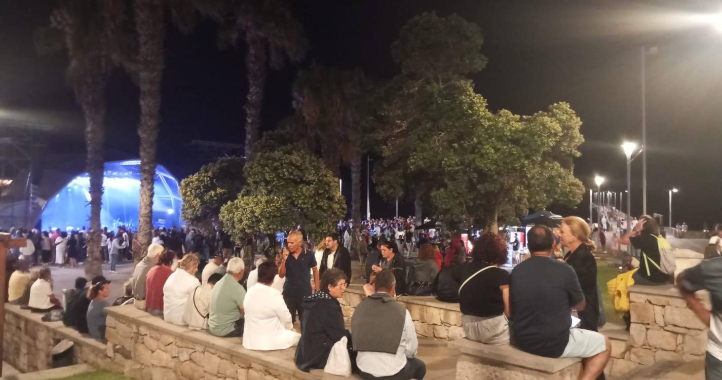 Enchente na Praça do Barqueiro para ouvir Mariza