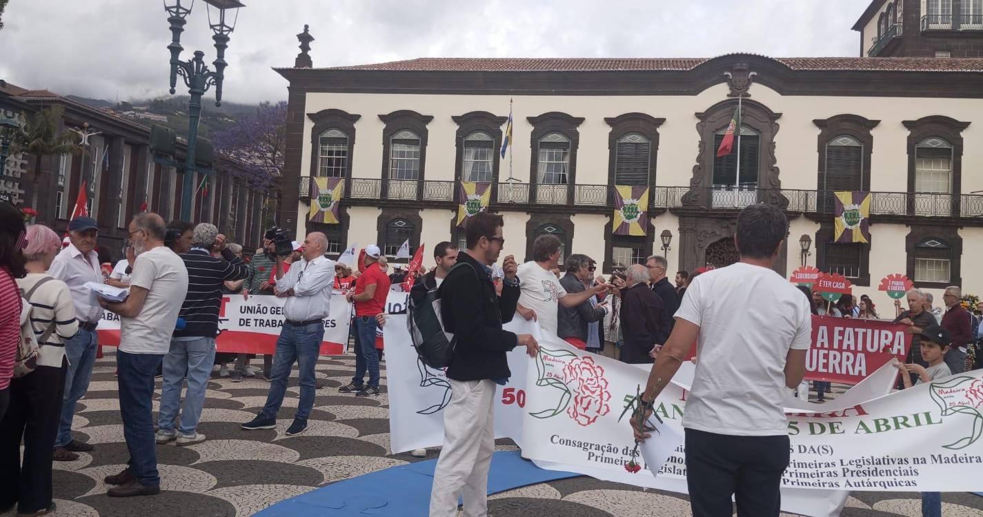Marcha pela Liberdade junta dezenas no Funchal com palavras de ordem do 25 de Abril (com vídeo)