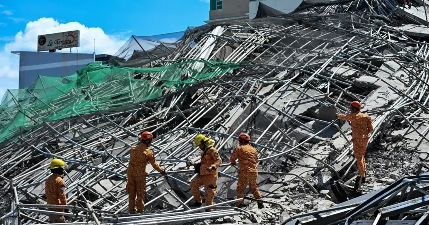 Derrocada de edifício em construção perto da capital das Filipinas faz um morto