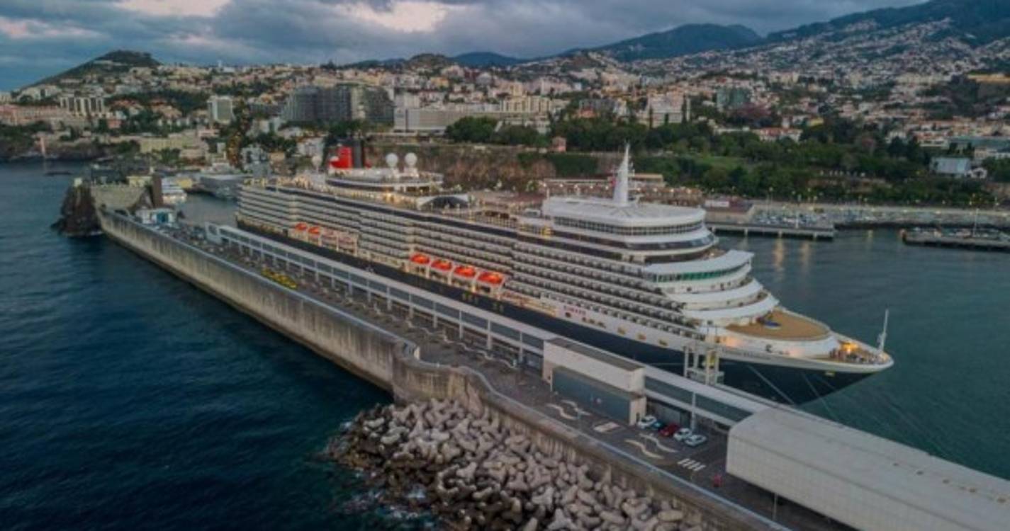 Queen Elizabeth hoje no Porto do Funchal com 2.818 pessoas