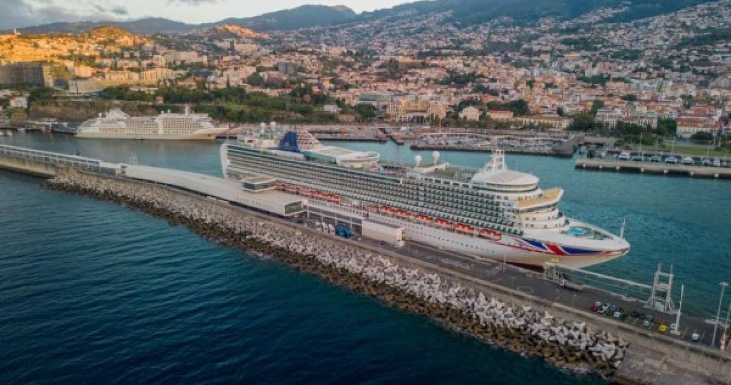 ‘Ventura’ atracou esta manhã no porto do Funchal (com fotos)