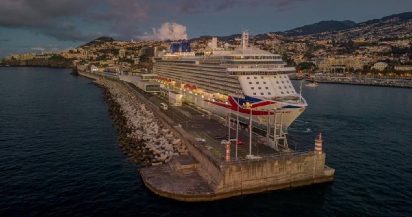 'Britannia' atracou esta manhã no Porto do Funchal (com fotos)