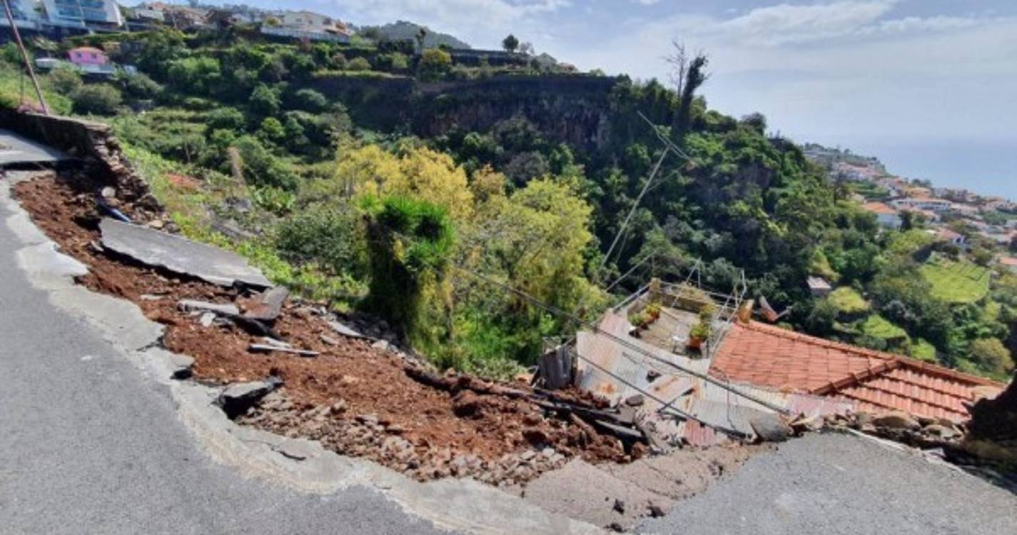 Derrocada e desabamento de estrada no Canto do Muro (com fotos)