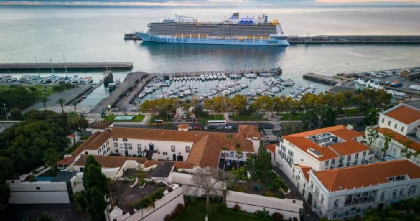 Imagens de drone mostram estreia de navio cruzeiro no Funchal