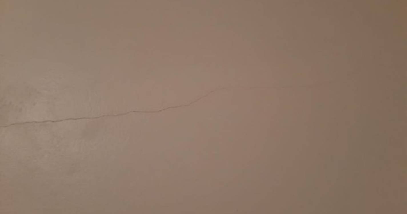 Sismo: Morador mostra estragos em edifício no Garajau