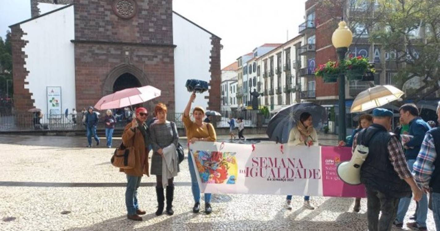 Mulheres manifestam-se contra a opressão (com fotos)