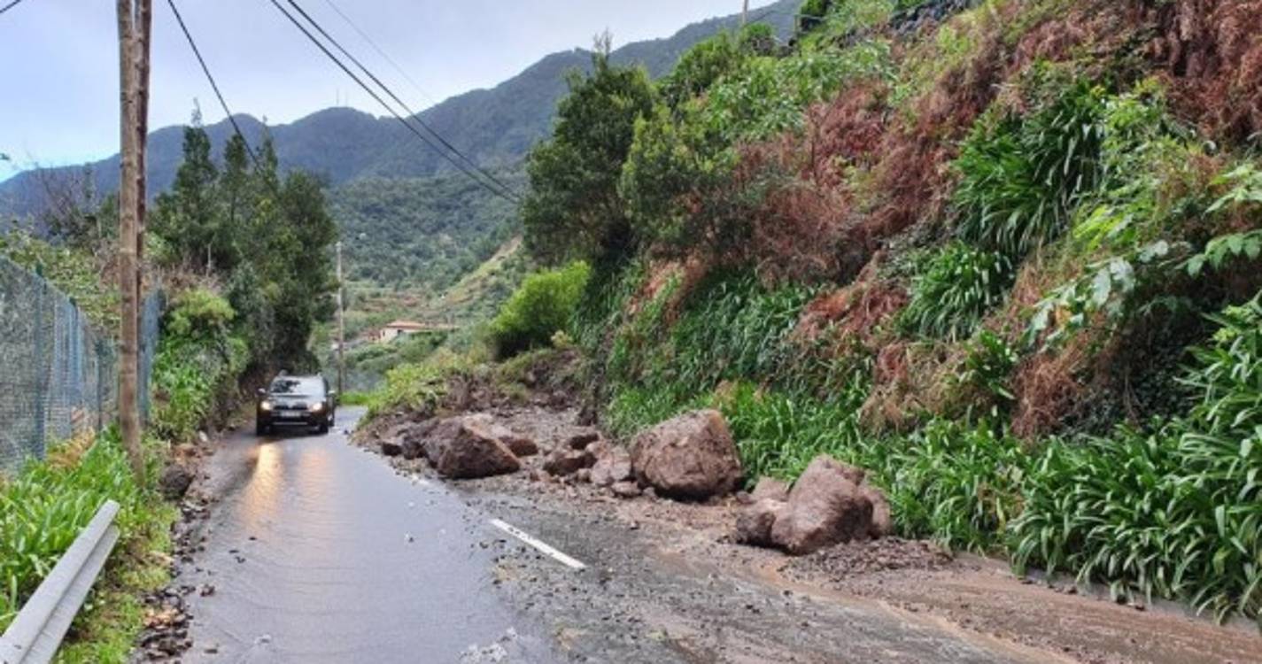 Temporal volta a fazer estragos na Boaventura (com fotos)