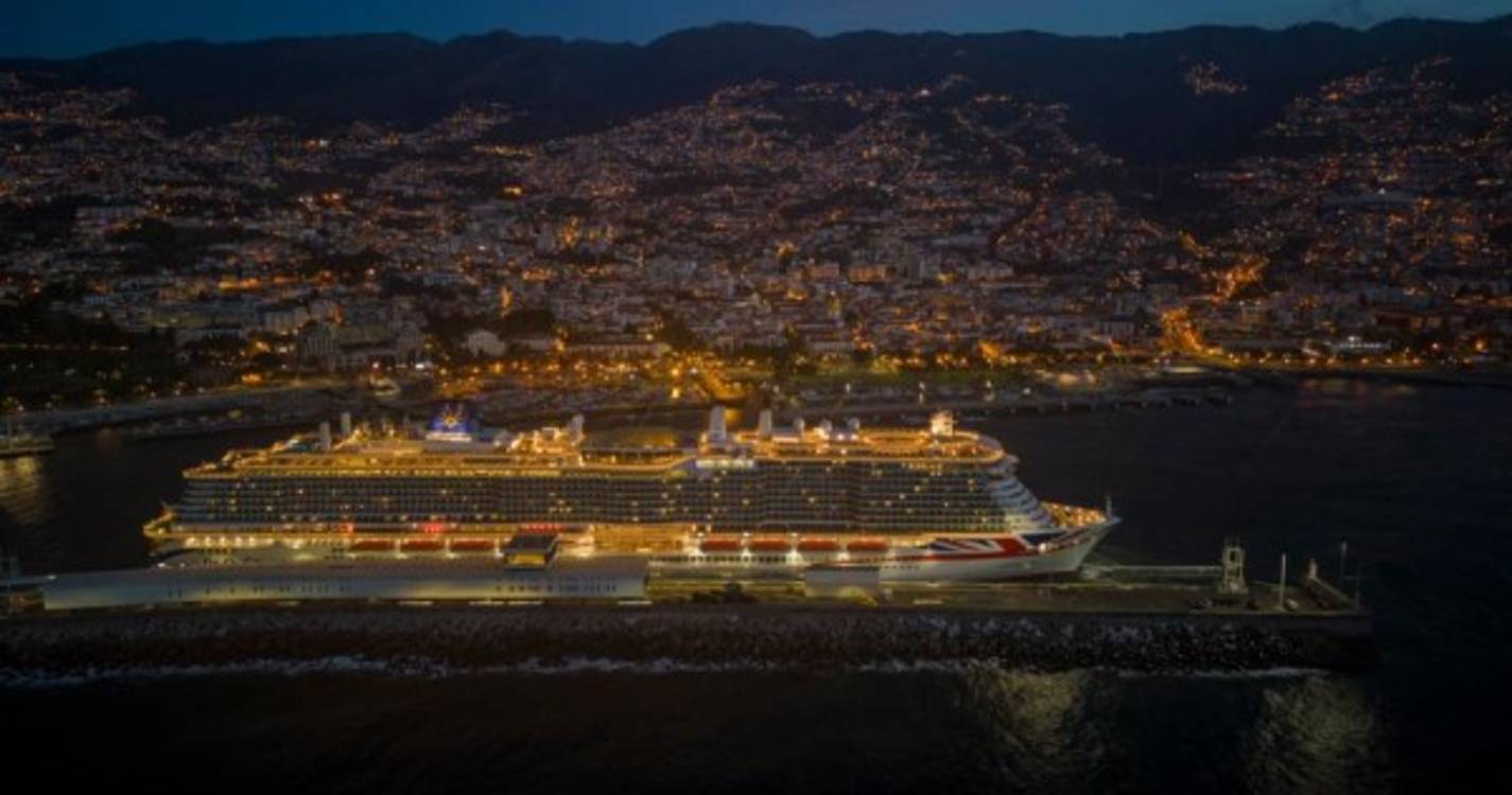 Navio cruzeiro Arvia estreia-se no Porto do Funchal (com fotos)