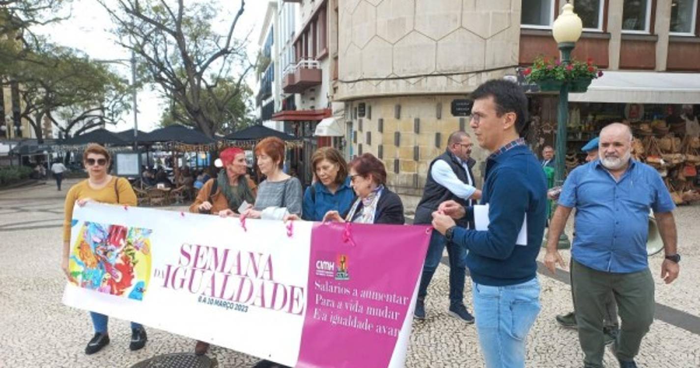 Mulheres manifestam-se contra a opressão (com fotos)
