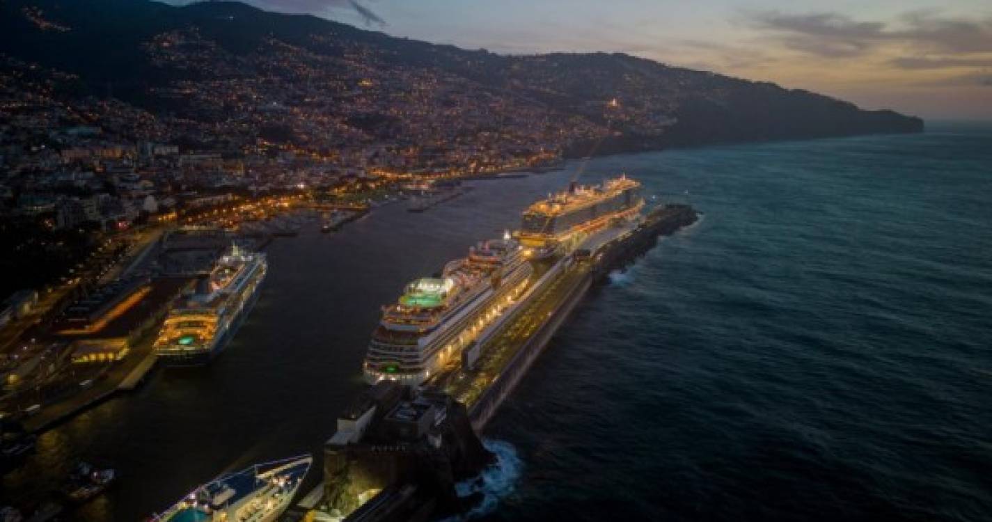 Navio cruzeiro Arvia estreia-se no Porto do Funchal (com fotos)